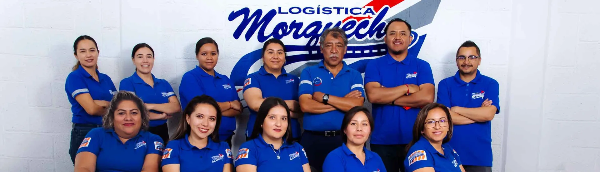 Equipo de Morquecho frente a unidades de la empresa